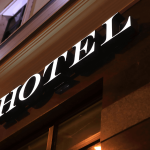 3D Buschstaben - Hotel beleuchtet - Werbeanlagen im Außenbereich