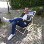 Andreas Kunz auf einem Holz Liegestuhl mit personalisierter Werbung