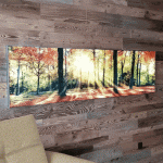 Leuchtbild im Wohnzimmer animiert mit Waldmotiv im Herbst