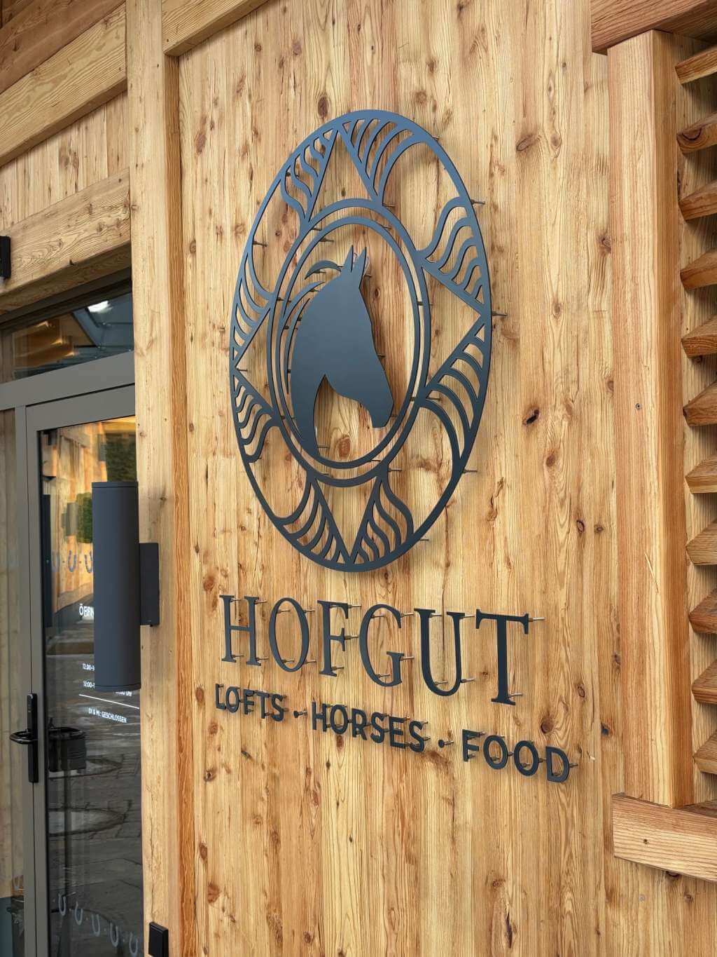 3D Metalllogo für das Hofgut im Sonnenalp Resort, Ofterschwang