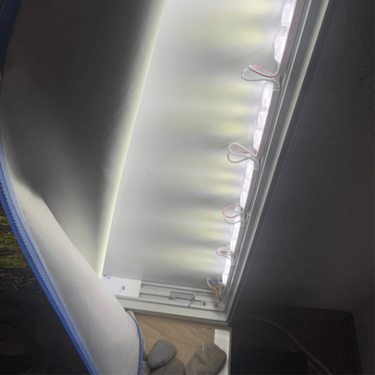 Bild mit Beleuchtung / Rückwand eines Sideboards mit Waldmotiv - innenansicht LED Montage